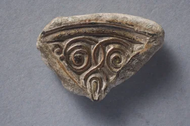 Gewicht mit eingelegter angelsächsischer Metallarbeit (Blei und vergoldete Bronze)